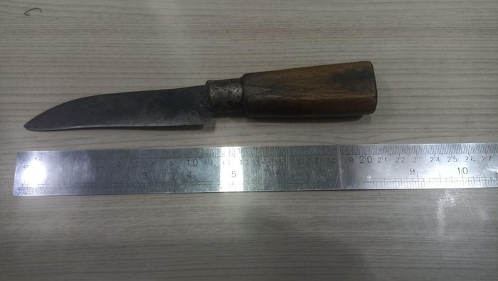 Barang bukti pisau yang digunakan Dodi membunuh Darto