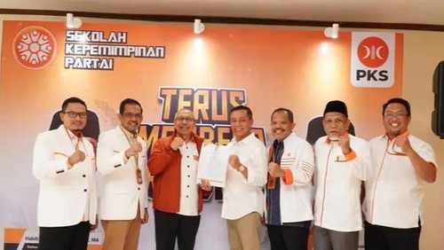 Arahman Abidin atau Aji Man menerima SK DPP PKS sebagai calon Wali Kota di Pilwakot Bima 2024, Rabu, (26/6/2024). (Dok Pribadi Arahman Abidin)