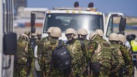 Pengerahan pasukan Kenya terjadi hampir empat bulan setelah geng-geng melancarkan serangan terkoordinasi yang menargetkan infrastruktur utama pemerintah di ibu kota Haiti dan sekitarnya. Mereka menguasai lebih dari dua lusin kantor polisi, menembaki bandara internasional utama dan menyerbu dua penjara terbesar di Haiti, membebaskan lebih dari 4.000 narapidana.