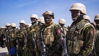 Kedatangan polisi Kenya menandai intervensi militer asing besar keempat di Haiti. Meskipun sebagian warga Haiti menyambut baik kedatangan mereka, sebagian lainnya memandang dengan hati-hati, mengingat intervensi sebelumnya – misi penjaga perdamaian PBB pada tahun 2004-2017 – dirusak oleh tuduhan pelecehan seksual dan masuknya penyakit kolera.