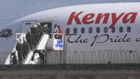 Ratusan petugas polisi dari Kenya mendarat di ibu kota Port-au-Prince, yang bandara internasional utamanya dibuka kembali pada akhir Mei setelah kekerasan geng memaksa bandara tersebut ditutup selama hampir tiga bulan. Kontingen polisi asing pertama yang didukung PBB tiba di Haiti pada Selasa (25/6). AP/Odelyn Joseph