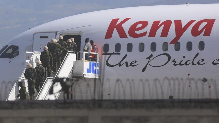 Polisi Kenya yang Didukung PBB Tiba di Haiti untuk Atasi Geng Kriminal Police from Kenya deplane at the Toussaint Louverture International Airport in Port-au-Prince, Haiti, Tuesday, June 25, 2024. The first U.N.-backed contingent of foreign police arrived nearly two years after the Caribbean country requested help to quell a surge in gang violence. (AP Photo/Odelyn Joseph)