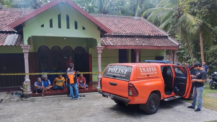 Polisi melakukan pemeriksaan di TKP pencurian emas di Karangsari, Pengasih, Kulon Progo, Selasa (25/6/2024).