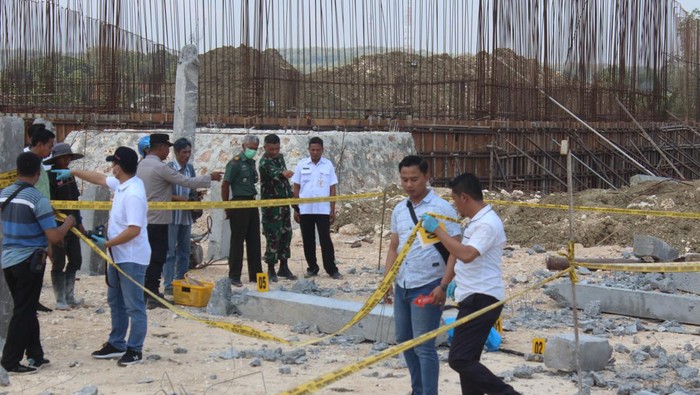 Polisi menggelar olah TKP tewasnya kuli bangunan di Jiken, Blora, Rabu (26/6/2024).