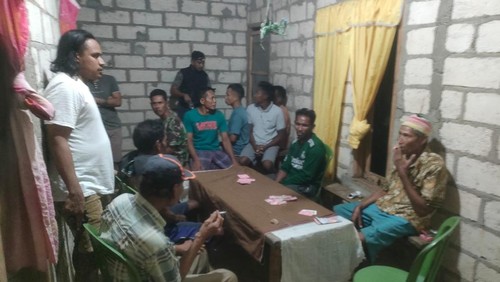 Polisi saat menggerebek tempat perjudian kartu remi di Desa Tasilo, Kecamatan Loaholu, Kabupaten Rote Ndao, NTT. (Dok. Polres Rote Ndao)
