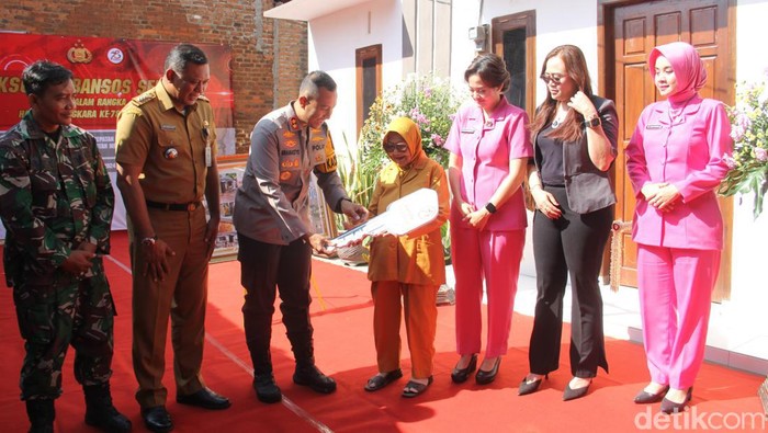 Polres Kediri Kota menyerahkan kunci bedah rumah Warakuri Polri.