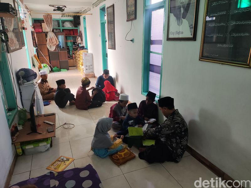 Menilik Ponpes Mama Ghufron di Surabaya yang Viral Bisa Bahasa Semut