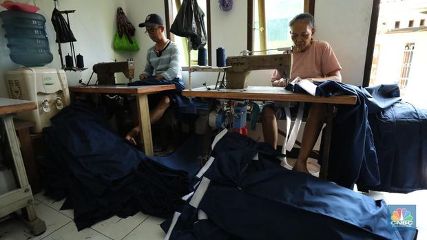Potret Industri Rumahan Kebanjiran Order Seragam Sekolah. (CNBC Indonesia/Tri Susilo)