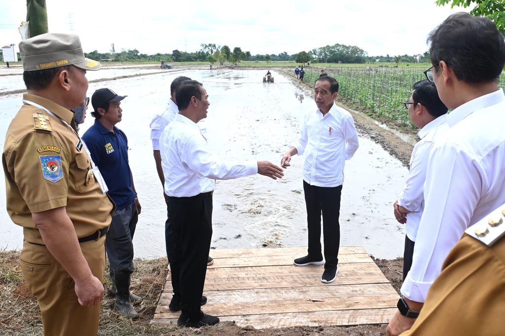 Presiden Joko Widodo meninjau langsung pelaksanaan bantuan pompa untuk pengairan sawah dan pertanian di Desa Bapeang, Kabupaten Kotawaringin Timur, Kalimantan Tengah, Rabu (26/7/2024). (Dok. Biropers Sekretariat Presiden)