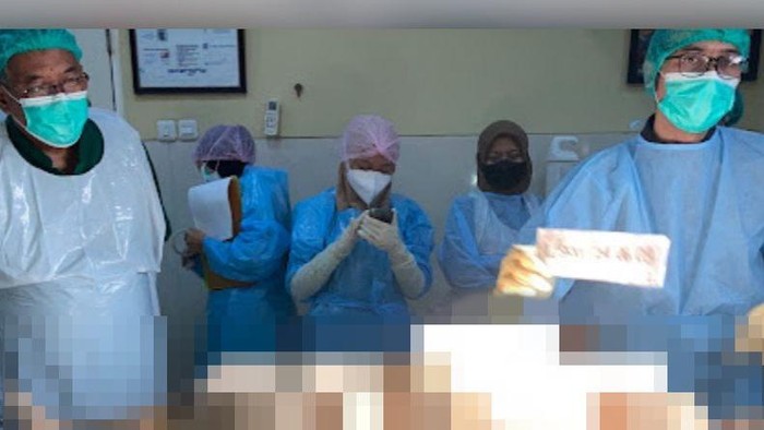 Proses autopsi jenazah wanita yang ditemukan bersama bayi yang baru dilahirkan di kos Sidoarjo.