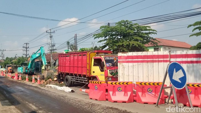 Proyek eksisting exit tol Jogja-Solo di Desa Ngawen, Klaten, Rabu (26/6/2024).