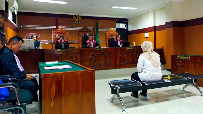 Putri Sumiati, terdakwa pembunuhan saat mendengarkan putusan pengadilan.