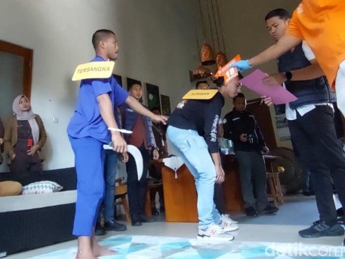 Rekonstruksi pembunuhan bos tembaga Boyolali. Rabu (26/6/2024), Pelaku sempat mengucapkan syahadat saat menggorok korban.