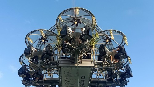 Restoran melayang Lounge In The Sky Bali di Seminyak Square, Badung, Bali, Rabu (26/6/2024). (Ni Made Lastri Karsiani Putri/detikBali)