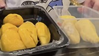Richard Lee juga senang menikmati buah-buahan segar. Apalagi berbicara tentang durian yang menjadi makanan favoritnya. Foto: Instagram/dr.richard_lee