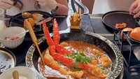 Makan enak menjadi agenda untuk suami istri ini berkencan. Tak hanya dr. Richard Lee tetapi istrinya juga paling doyan menyantap Alaskan King Crab. Foto: Instagram/dr.richard_lee