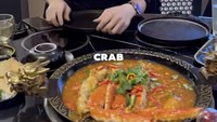 Disela-sela kesibukannya, dokter ini senang makan makanan enak. Salah satunya Alaskan King Crab dengan sausnya yang khas. Foto: Instagram/dr.richard_lee