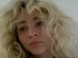 Sabrina Carpenter Bikin Tren Blush On Pink, Begini Wajahnya Saat Tanpa Makeup