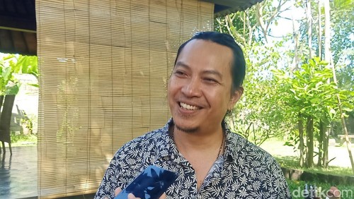 Salah satu inisiator IKLIM sekaligus vokalis dan gitaris Navicula Gede Robi ketika ditemui di di Taman Baca Kesiman, Denpasar, Bali, Rabu (26/6/2024). (Ni Made Lastri Karsiani Putri/detikBali)