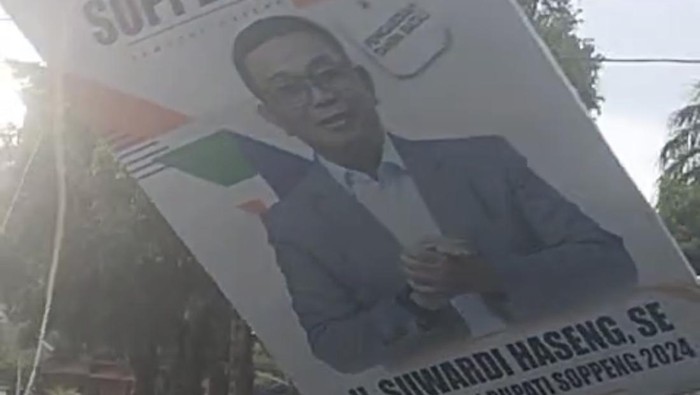 Salah satu reklame yang dibongkar Pemkab Soppeng.