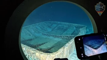 Dari jendela, dapat dilihat bagian dari bangkai Titanic. Foto: Ocean Gate