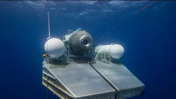 Titan di platform khususnya sudah di bawah air, tinggal menunggu sinyal untuk memulai penyelamannya. Foto: OceanGate