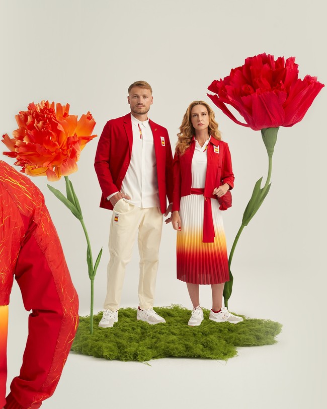 SpanyolSeragam Olimpiade untuk Spanyol dari brand Joma hadir dengan desain yang sederhana tapi berkesan dengan pilihan warna mencolok. Spanyol memadukan warna merah, oranye, juga kuning yang menarik perhatian.Foto: Instagram