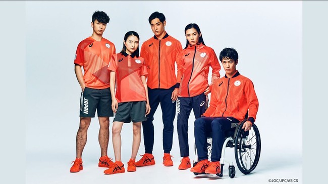 JepangJepang merilis seragam Olimpiade yang terinspirasi dari negara Prancis. Rangkaian busana yang bekerjasama dengan Asics ini hadir dengan warna matahari terbenam Paris.Foto: Instagram