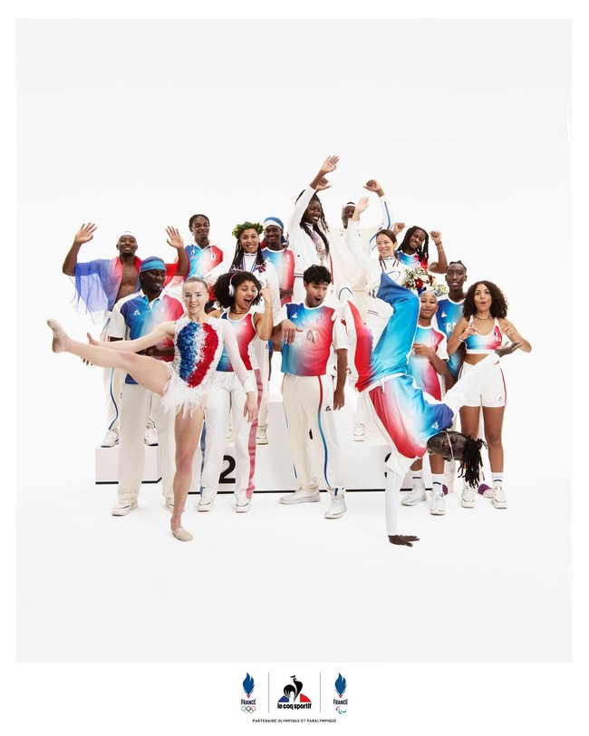 PrancisSebagai tuan rumah dan negeri fashion, Prancis tentu menyediakan seragam terbaik untuk para atlet yang membela negara. Seragam pembukaan acara mereka yang menggandeng brand Berluti jadi viral karena menampilkan busana yang elegan. Foto: Instagram