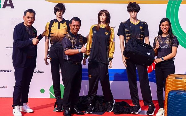 MalaysiaSeragam Olimpiade dari Malaysia yang baru-baru ini diumumkan juga jadi sorotan. Didesain oleh Yonex Sunrise Malaysia, mereka mengusung warna hitam dan emas. Sayangnya rangkaian busana itu banyak dikritik publik di sana karena dianggap tidak melambangkan negara. Busana itu memang mengusung motif harimau Malaysia yang hampir punah dan melambangkan dedikasi mereka mendapatkan emas.Foto: Instagram
