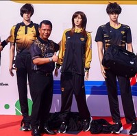 MalaysiaSeragam Olimpiade dari Malaysia yang baru-baru ini diumumkan juga jadi sorotan. Didesain oleh Yonex Sunrise Malaysia, mereka mengusung warna hitam dan emas. Sayangnya rangkaian busana itu banyak dikritik publik di sana karena dianggap tidak melambangkan negara. Busana itu memang mengusung motif harimau Malaysia yang hampir punah dan melambangkan dedikasi mereka mendapatkan emas.Foto: Instagram
