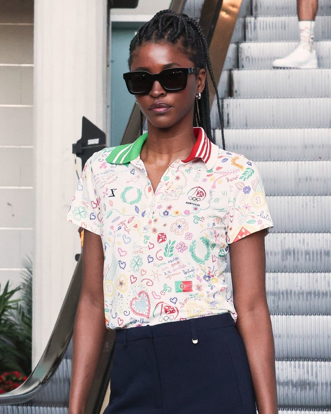 IrlandiaBerbeda dengan negara-negara lain, seragam dan busana pembukaan upacara Olimpiade Irlandia berkonsep clean. Didominasi warna putih, baju yang menggandeng brand LW Pearl itu bermain dengan aksen sulaman cantik.Foto: Instagram