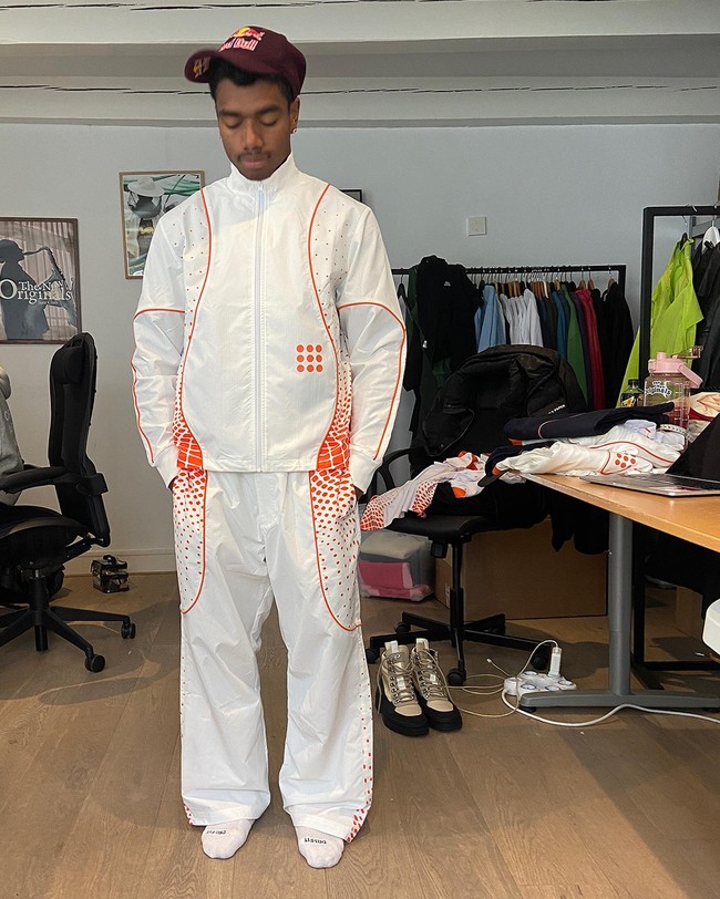 BelandaSedangkan Belanda membuat seragam Olimpiade Paris 2024 bersama The New Originals. Dikatakan brand tersebut menyediakan busana olahraga yang menunjang olahraga dan kreatif karena punya desain unik.Foto: Instagram