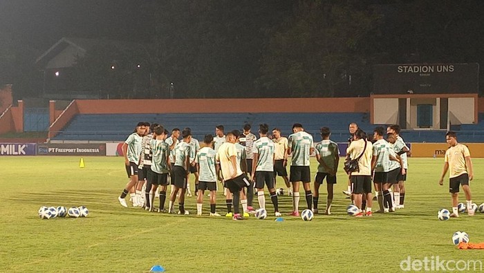 Sesi latihan Timnas Indonesia U-16 di Stadion UNS Solo, Rabu (26/6/2024).