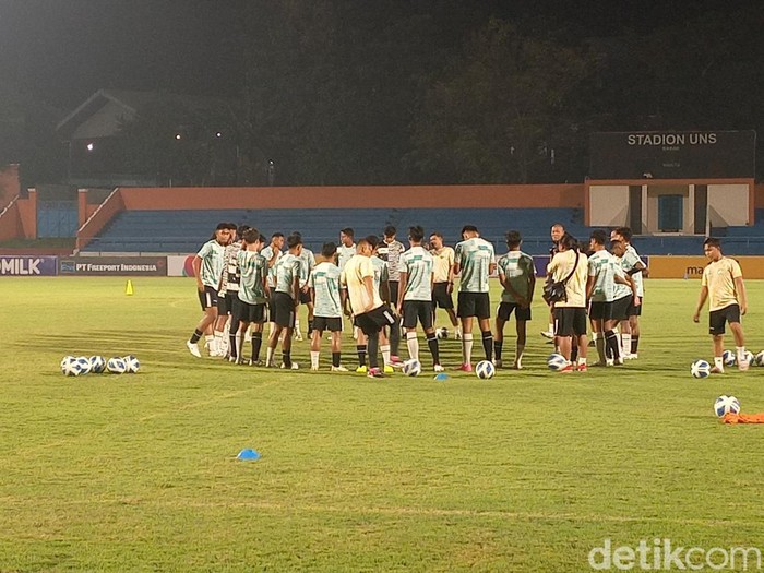 Sesi latihan Timnas Indonesia U-16 di Stadion UNS Solo, Rabu (26/6/2024).