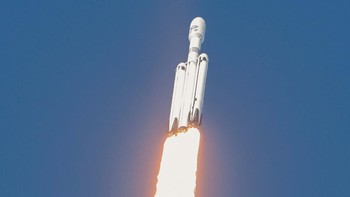 Pesawat ruang angkasa, yang dikelola oleh National Oceanic and Atmospheric Administration (NOAA), diluncurkan ke orbit transfer geosinkron dengan menggunakan roket SpaceX Falcon Heavy.