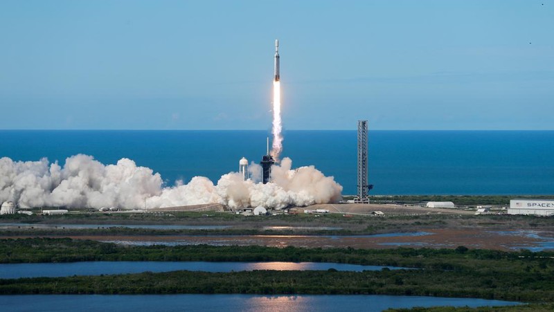 A SpaceX Falcon Heavy rocket lifts off with the fourth and final satellite of the next-generation series of geostationary weather satellites for NASA and NOAA in Cape Canaveral, Florida, U.S. June 25, 2024. REUTERS/Joe Skipper