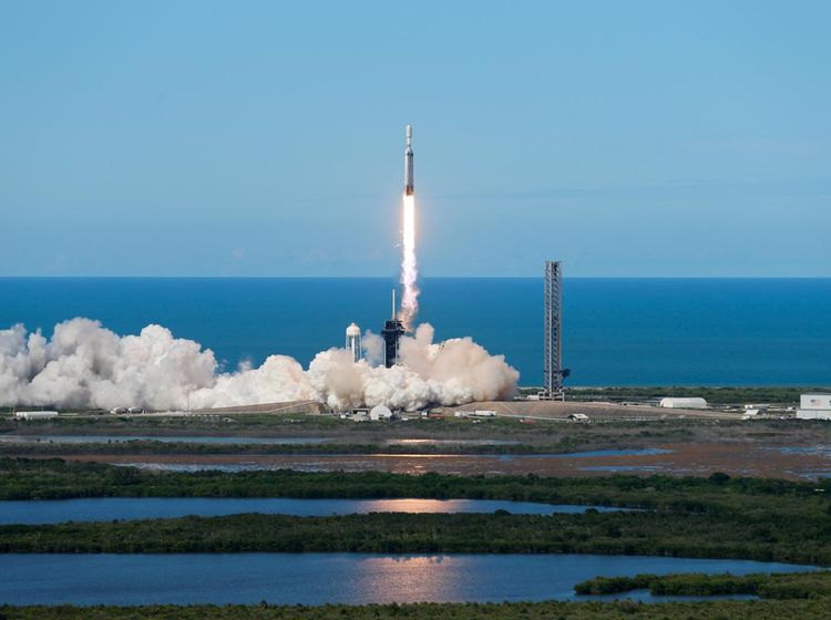 SpaceX Luncurkan Roket Falcon Heavy yang Bawa Satelit Cuaca