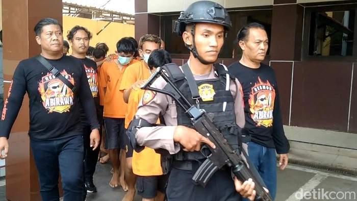 Suasana konferensi pers terkait tawuran geng motor menewaskan 1 korban di Mapolres Batang, Rabu (26/6/2024).