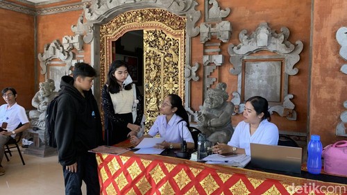 Suasana posko PPDB SMAN 2 Denpasar didatangi calon siswa baru di hari pertama jalur zonasi dibuka, Rabu (26/6/2024).