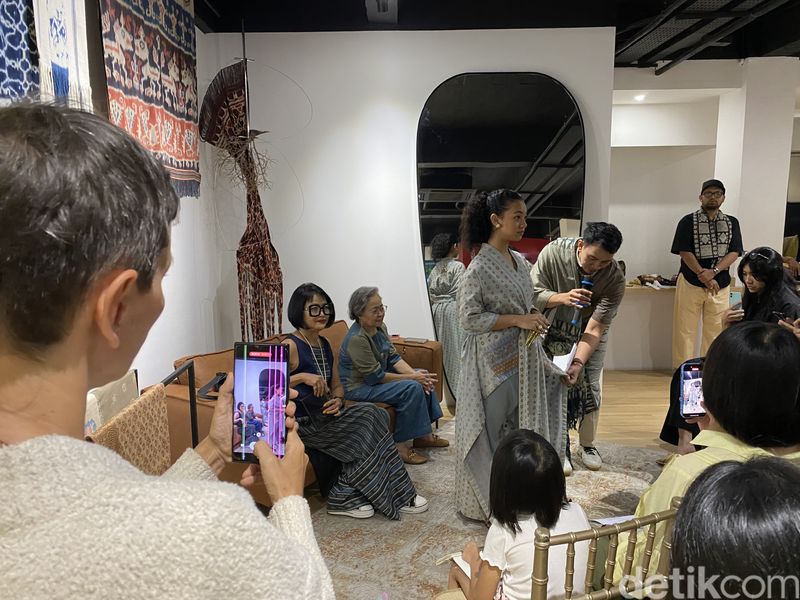 Cita Tenun Indonesia (CTI) mengadakan acara bincang-bincang tentang pewarnaan alam di Galeri CTI, Dharmawangsa, Jakarta Selatan, pada Selasa (25/6/2024).