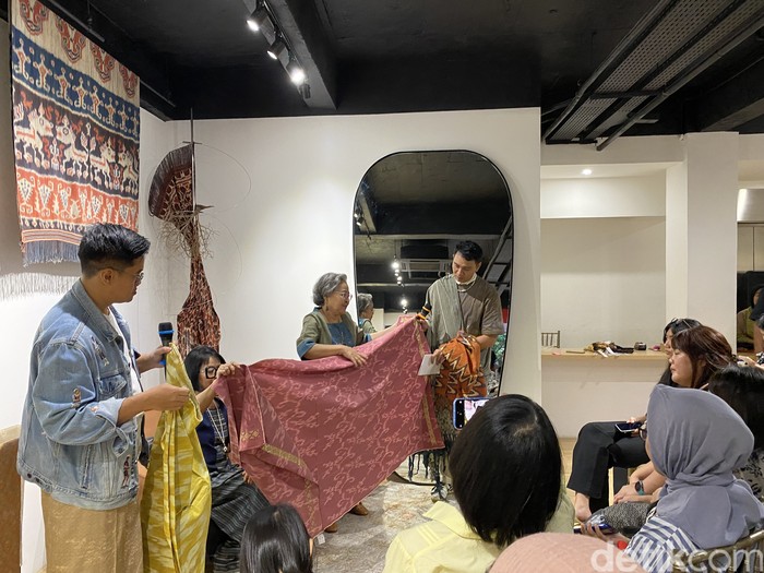 Cita Tenun Indonesia (CTI) mengadakan acara bincang-bincang tentang pewarnaan alam di Galeri CTI, Dharmawangsa, Jakarta Selatan, pada Selasa (25/6/2024).