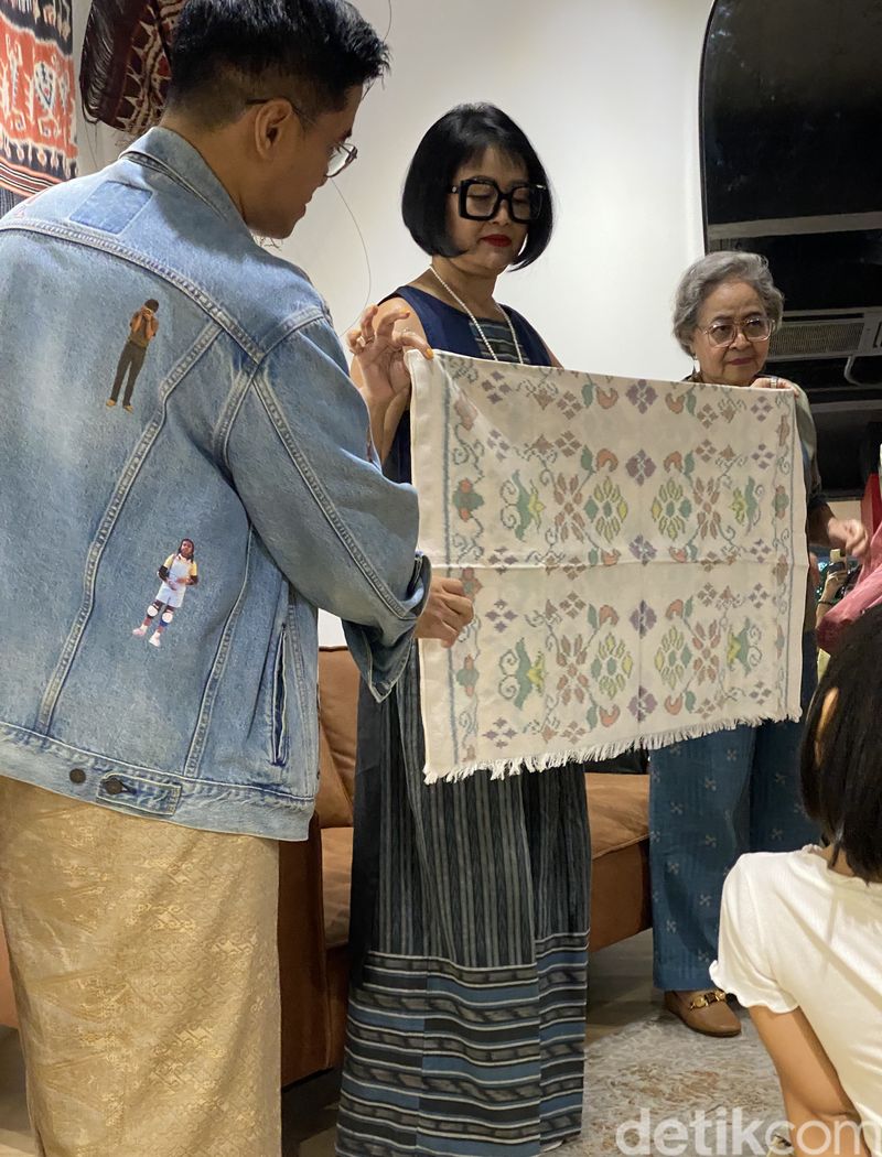 Cita Tenun Indonesia (CTI) mengadakan acara bincang-bincang tentang pewarnaan alam di Galeri CTI, Dharmawangsa, Jakarta Selatan, pada Selasa (25/6/2024).