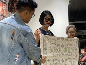 Daya Tarik Tenun Berwarna Alami, Ramah Lingkungan Hingga Untungkan Perajin