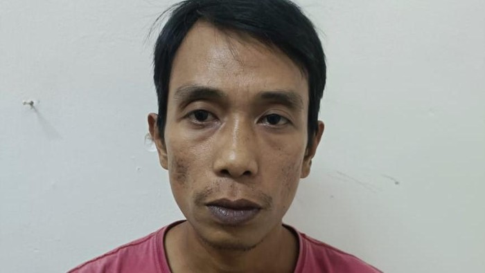 Tampang Dodi Friyanto, tersangka pembunuhan tukan bangunan bernama.Darto saat diamankan polisi.