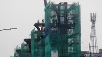 Para pekerja menyelesaikan proyek kereta ringan (LRT) Rawamangun-Manggarai, di Jl Tambak, Jakarta, Rabu (26/6/2024).