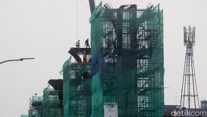 Target Investasi Indonesia Rp 1.900 T di 2025 Para pekerja menyelesaikan proyek kereta ringan (LRT) Rawamangun-Manggarai, di Jl Tambak, Jakarta, Rabu (26/6/2024). Kementerian Investasi / Badan Koordinasi Penanaman Modal (BKPM) menargetkan investasi pada tahun 2025 sebesar Rp1.850 triliun hingga Rp1.900 triliun. Jumlah itu sebagai syarat supaya pertumbuhan ekonomi Indonesia berada di atas 5 persen.