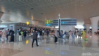 Adapun terminal baru saat ini hanya melayani peroses check-in, pemeriksaan boarding pass, dan keamanan. Konter check-in yang beroperasi di terminal keberangkatan ini baru 32 konter untuk satu island. (Foto: Yaslinda Utari Kasim/detikSulsel)