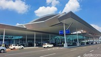 Pengalihan terminal ini membuat penumpang atau pengguna jasa bandara harus menyesuaikan rute akses yang telah disediakan. Untuk mendukung pengalihan tersebut, AP1 juga telah mengoperasikan akses jalan layang menuju terminal baru. (Foto: Yaslinda Utari Kasim/detikSulsel)