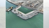 Di sisi Denmark, di sebelah timur Rødbyhavn, ada sebuah pabrik yang akan membangun 89 bagian beton besar yang akan membentuk terowongan telah selesai dibangun tahun lalu.